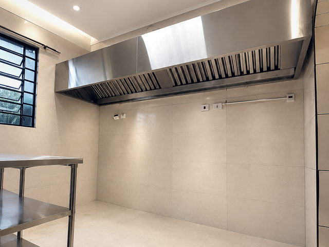 Coifa de parede com bancada de apoio em inox