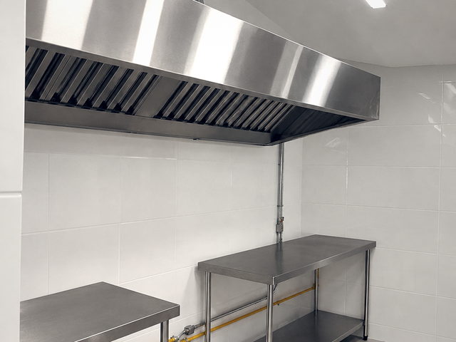 Coifa de parede em inox com bancadas de apoio