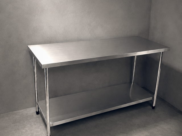 Mesa lisa em inox para área de preparo